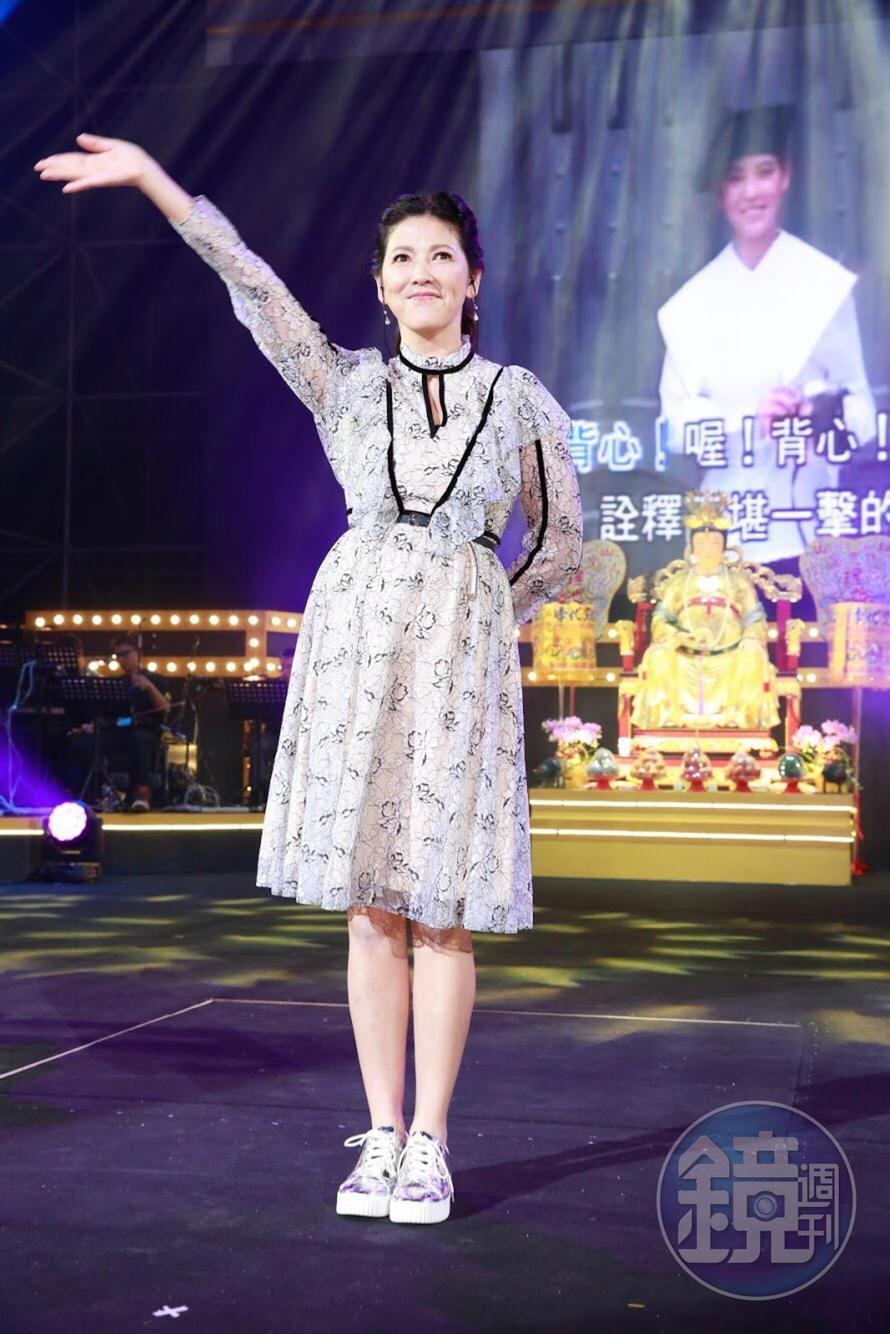 陳明真現場演唱，歌聲甜美，背後播放她28年前的MV。