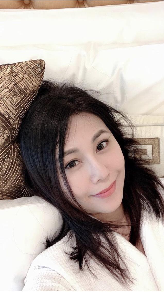 洪曉蕾穿著睡袍、頭髮有些凌亂的躺著自拍。（翻攝自洪曉蕾IG）