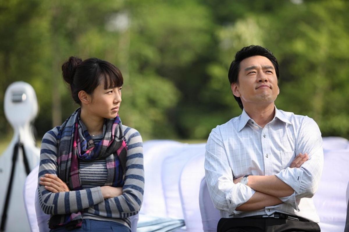 王耀慶(右)也是該片主演群之一,網友要他撐住,不要被片名「賽到」。(翻攝自預告)