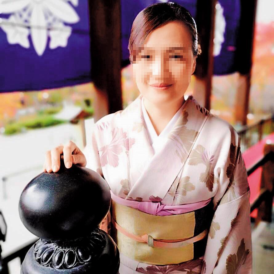 華航美魔女董靜宜是空品處管制組長，卻搭國安局便車，大買香水等免稅品，華航已決定懲處。