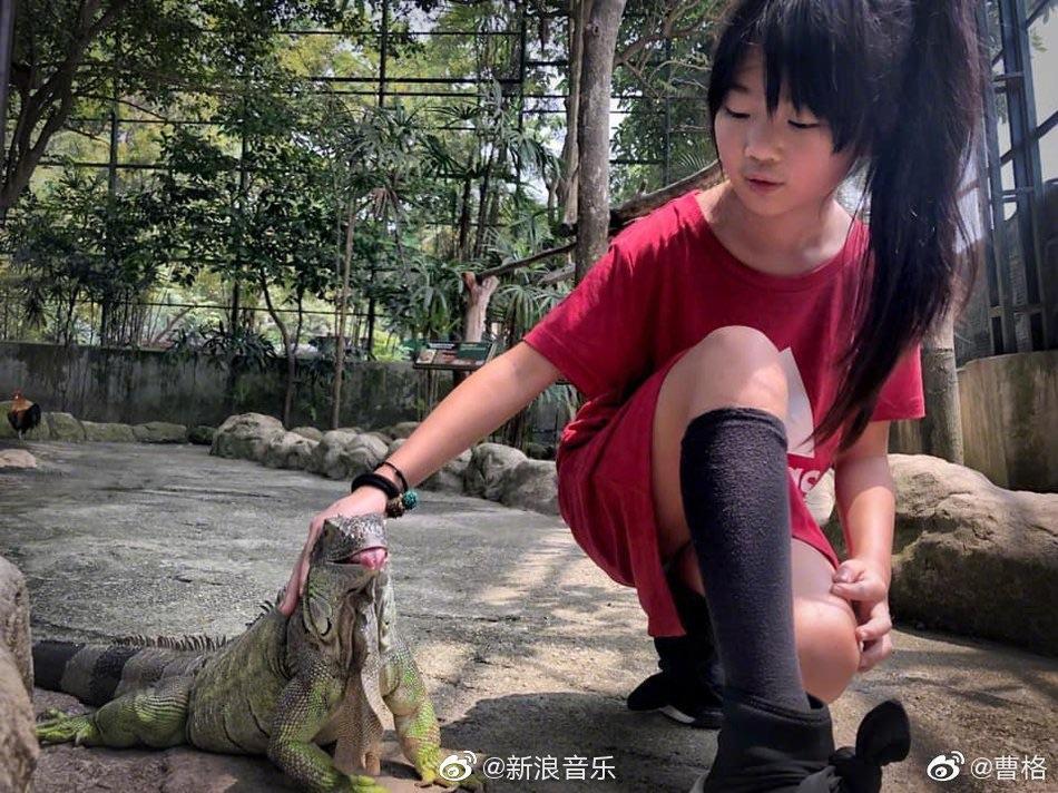 幾年間Grace蛻變成美麗少女般,果然是女大十八變。(翻攝自曹格微博)