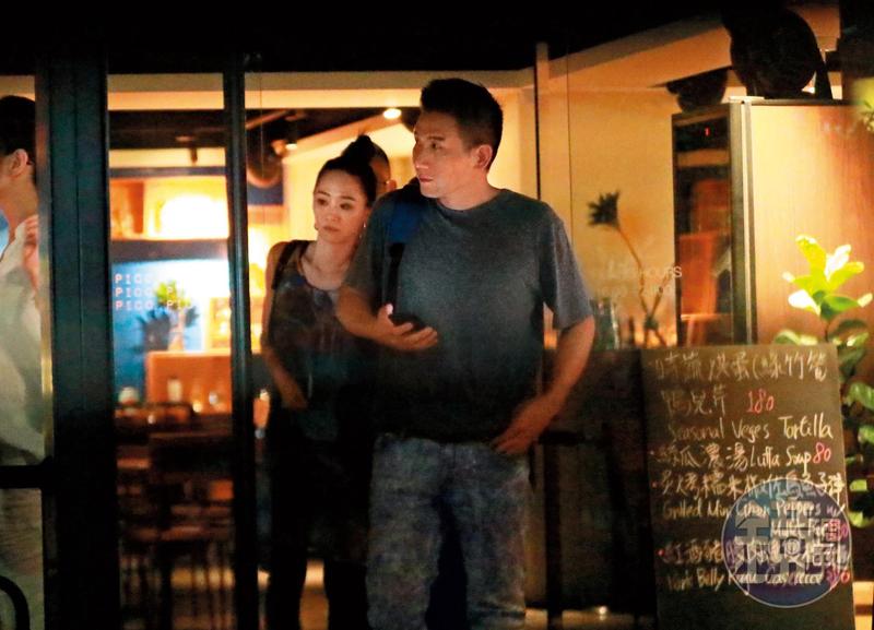 聚餐後「假再見」 女星睡進導演家過夜近11小時