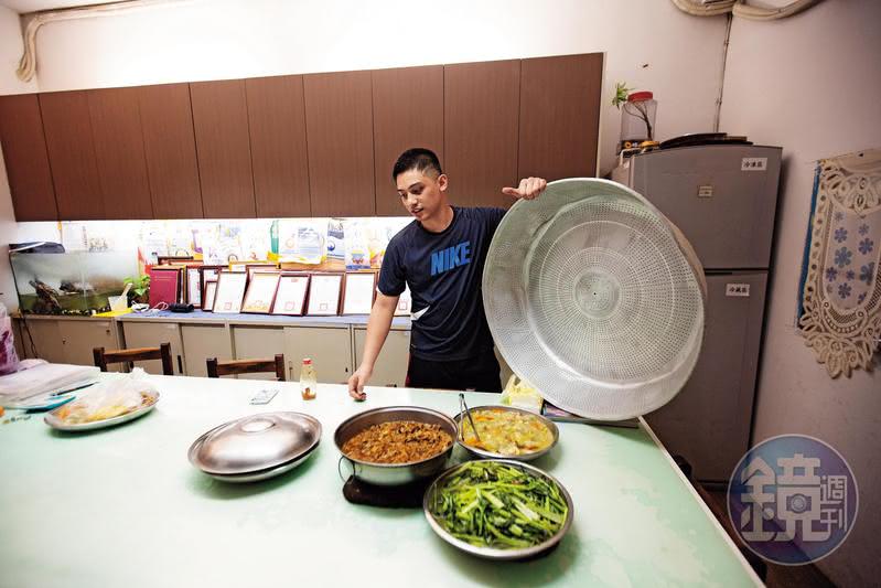 到麥當勞撿乾淨廚餘幫弟過生日　他吃人家啃過的骨頭