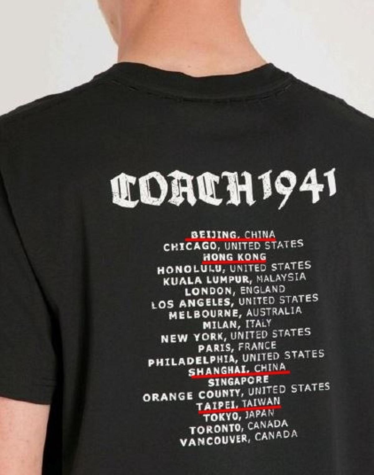 這次的T-shirt其實已經斷貨，還是被中國網友翻出來，稱CAOCH嚴重傷害中國國家主權。（翻攝自微博）