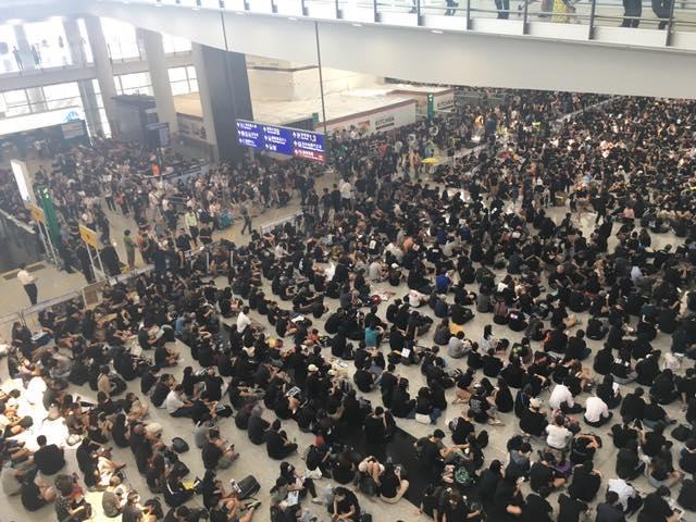 機場黑潮再現 香港機管局取消今日300航班