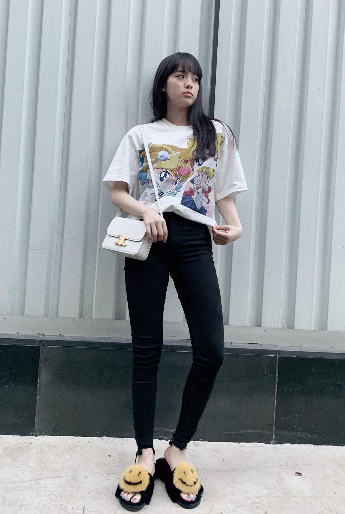歐陽娜娜以印花T-shirt與可愛的笑臉拖鞋搭配Triomph包。(CELINE提供)