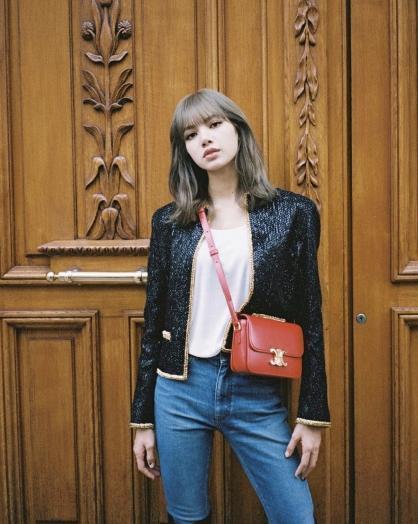 Black Pink的Lisa則是以帥氣的打扮搭配Triomph包。(CELINE提供)