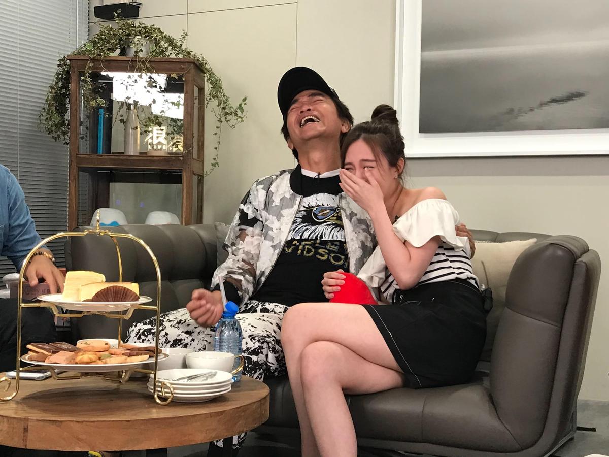 吳宗憲想起了經典韓劇《藍色生死戀》的女主角恩熙，現場牽起又曦的手重演經典橋段。（浪Live）