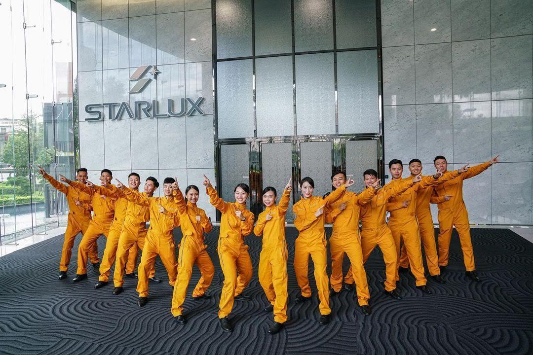 星宇航空在IG貼出第二批培訓飛航員合照。（翻攝自星宇航空Instagram）