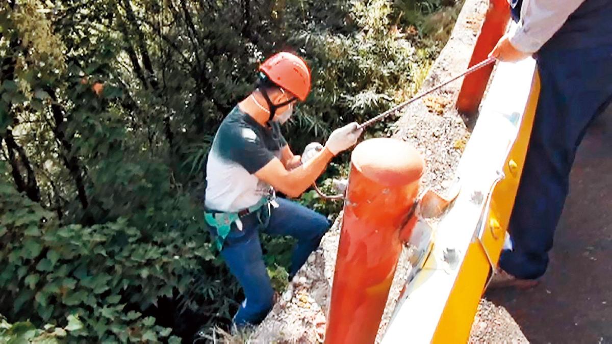 警方根據死者託夢的內容,在中橫公路邊坡找到屍桶。(東森新聞提供)