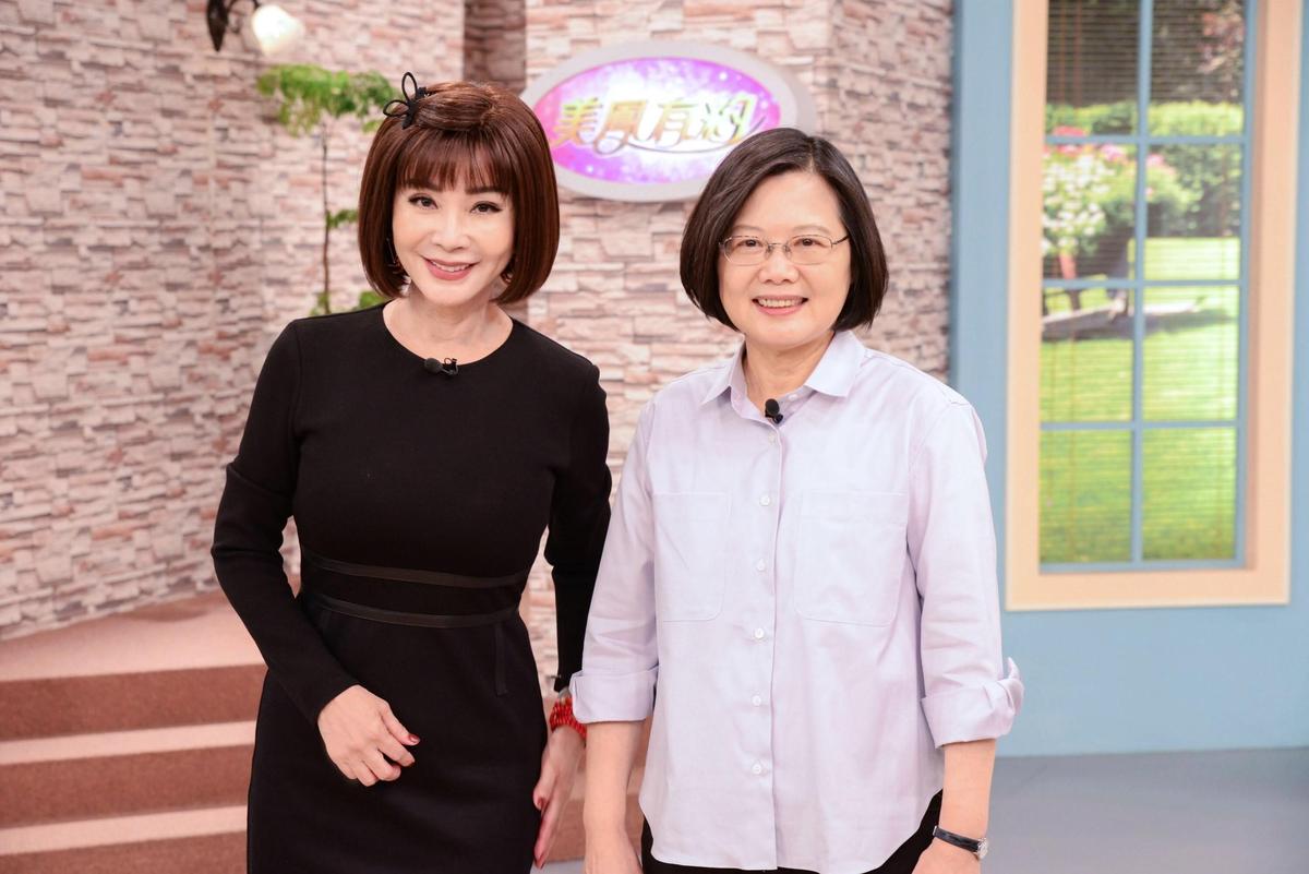 蔡英文總統到民視參訪,與陳美鳳相見歡。(民視提供)