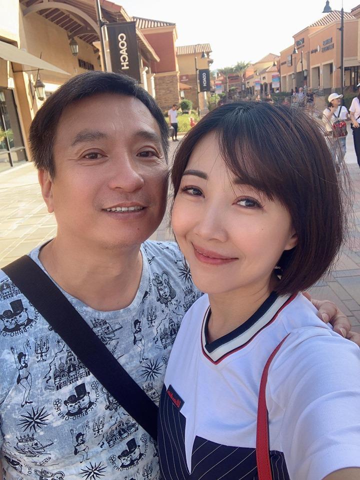 夫妻檔平時感情非常好，常在社群上貼出甜蜜出遊照曬恩愛。（翻攝自余皓然臉書）