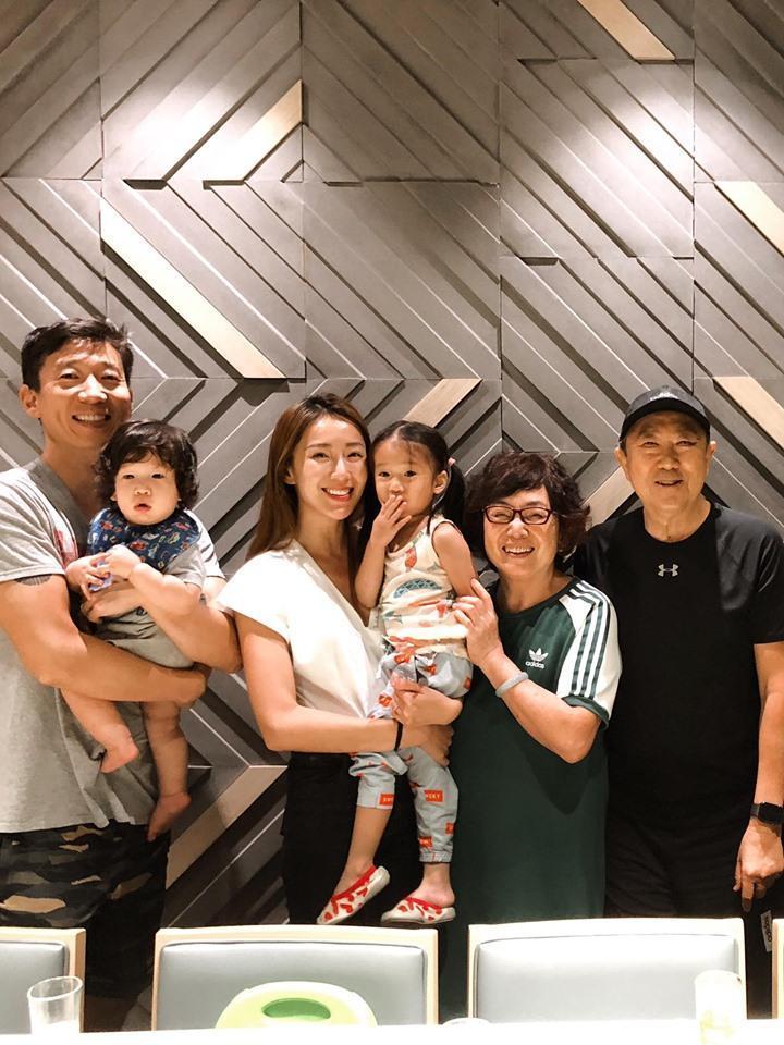 隋棠也不忘陪伴陪伴父母親，全家人到台中大啖火鍋外，她也不吝嗇曬出「全家福」美照。（翻攝自隋棠臉書）