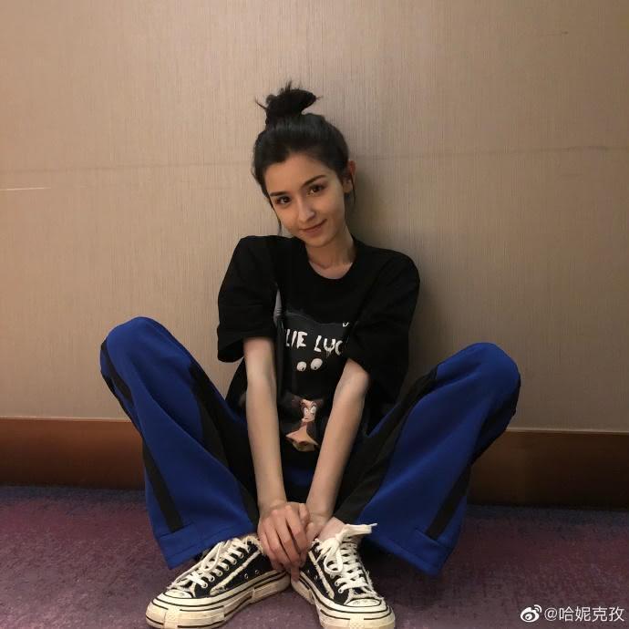 哈妮克孜去年底上綜藝選秀節目《國風美少年》後爆紅，靠著「敦煌舞」一舉登上熱搜排行。（翻攝自哈妮克孜微博）