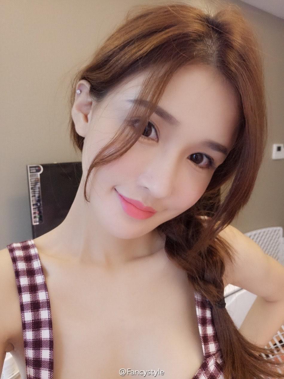 中國直播主FANCY在直播時發生小意外,不小心舉手「露餡」。(翻攝自微博)