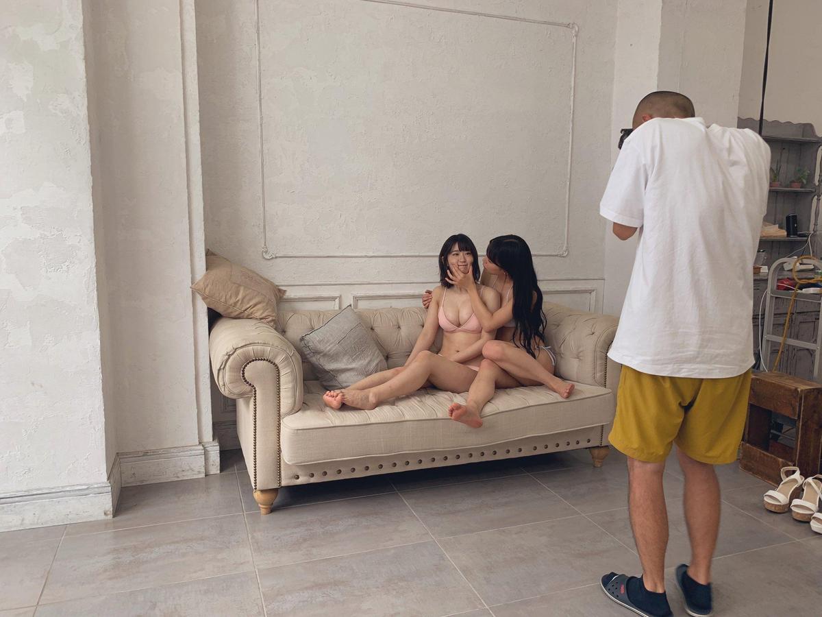 白間美瑠與上西怜在拍攝時互動頻頻。（翻攝自白間美瑠推特）