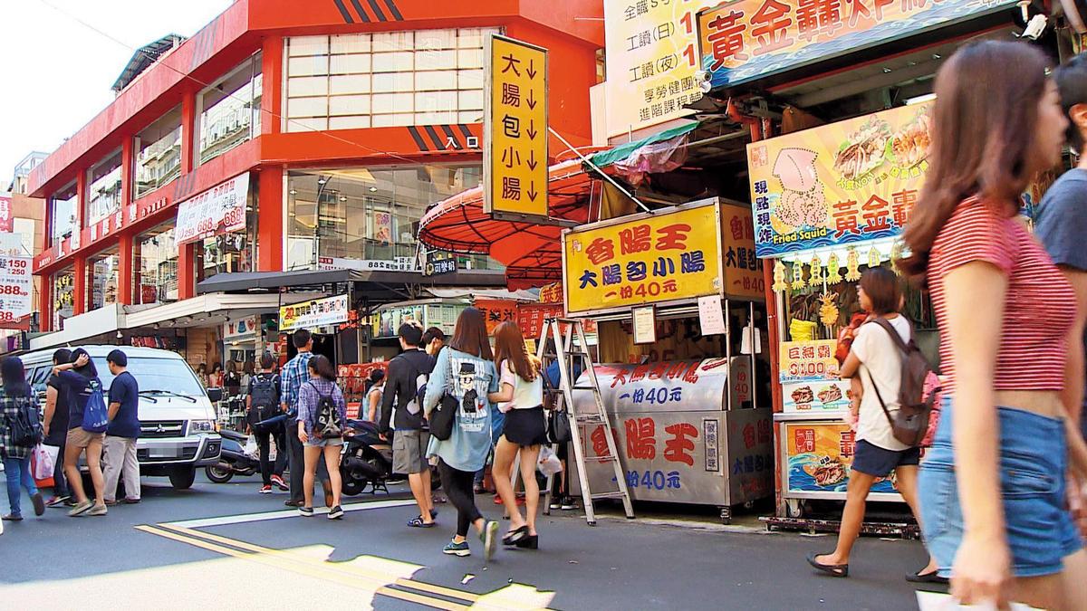 在一中街商圈的「香腸王」大腸包小腸,因價格便宜,生意相當好。(東森新聞提供)