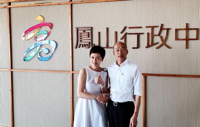 熊海靈今年主持高雄市國慶升旗典禮,對韓國瑜高喊「總統好」,將遭高雄市政府開罰。(翻攝自熊海靈臉書)