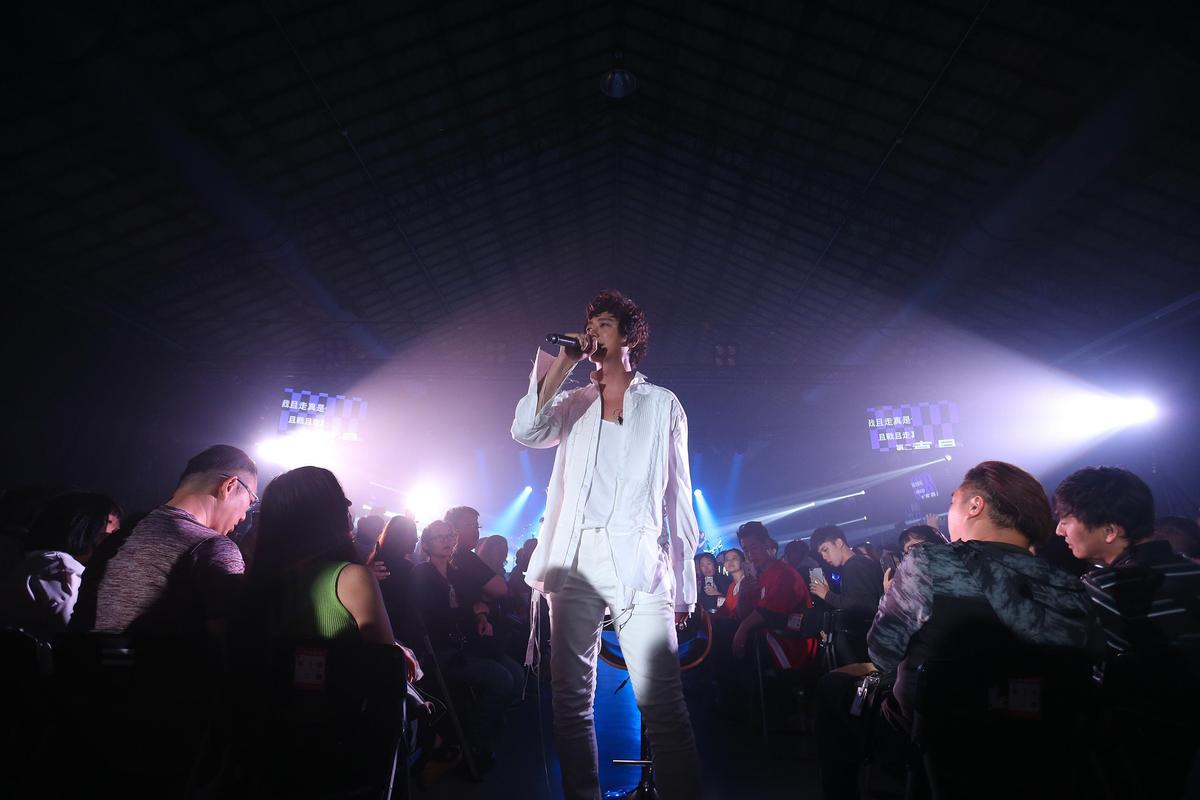 信新歌演唱會走溫馨路線，所有硬體，包含現場音響、燈光全是頂級設備，以致於票房不敷整體演出成本，一開唱，就倒賠200萬。（何樂音樂提供）