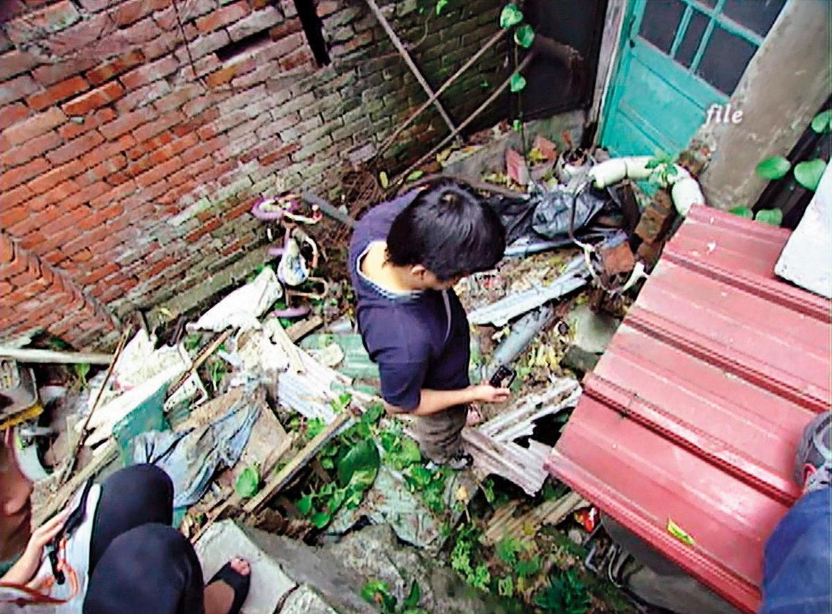 案發民宅後方的畸零荒地人煙罕至,方女遭棄屍該處長達半年無人知。(東森新聞提供)