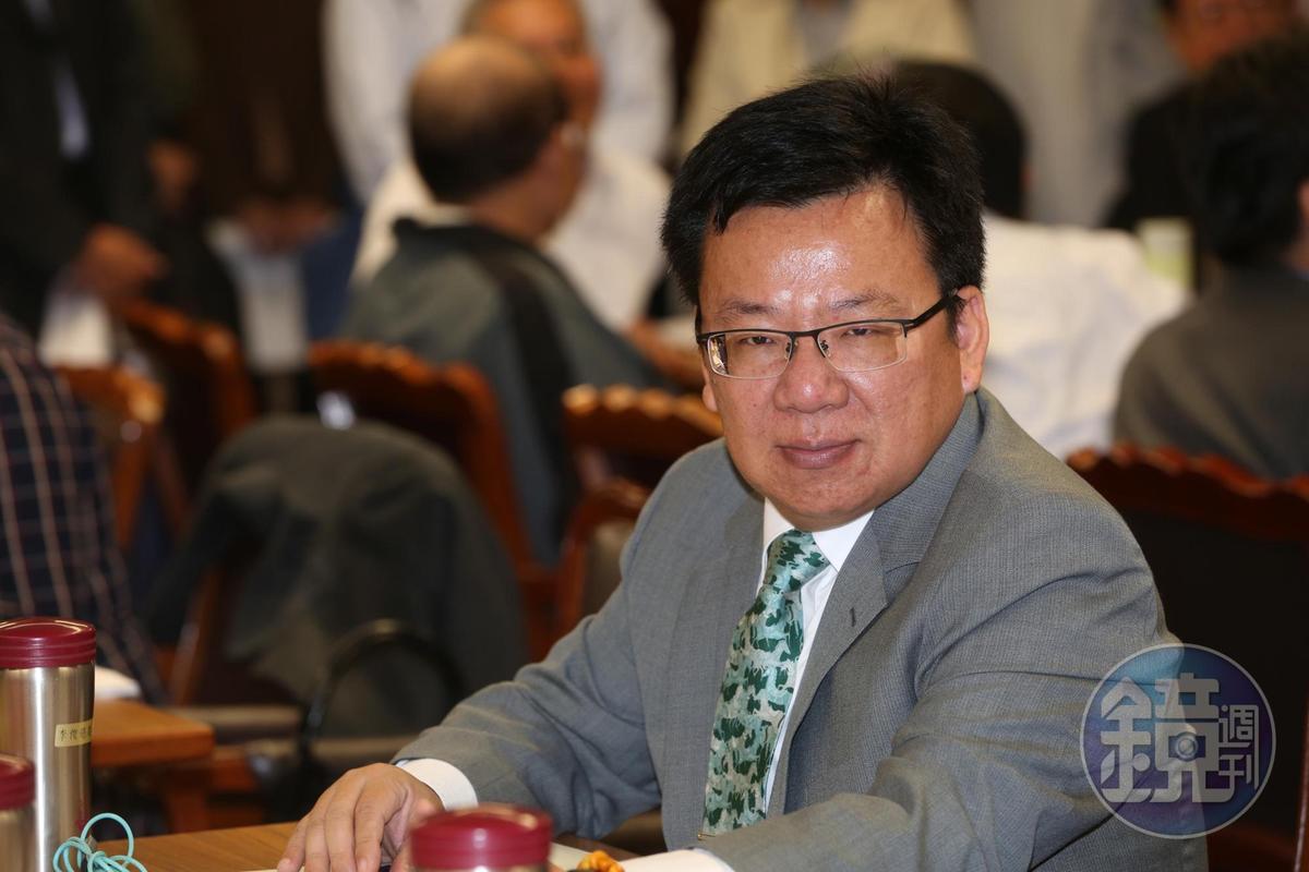 民進黨立委李俊俋提案,要求內政部3個月內研究解散涉及組織犯罪的政黨。