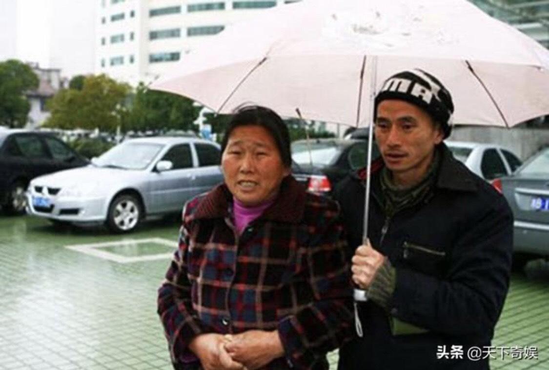 據陸媒報導,如今犀利哥的家人因經濟狀況不佳,只好放棄照顧他,放任他流落街頭。(圖/翻攝自微博)