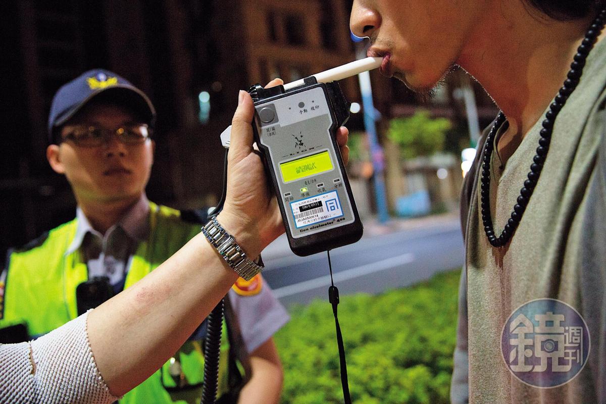 酒精濃度達每公升0.25毫克即觸犯公共危險罪,根據新規定,只要12年內有前科的人都禁開計程車載客。