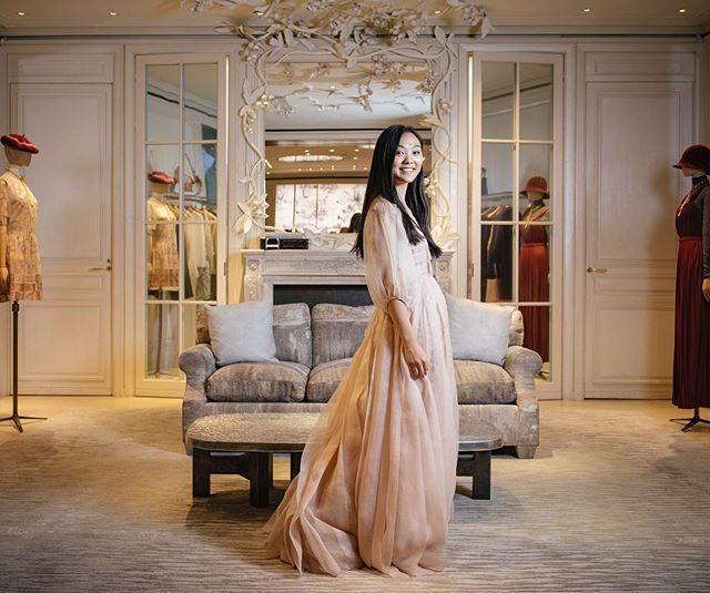 Jane在DIOR紐約精品店裡試裝。（翻攝自lebal.paris IG）