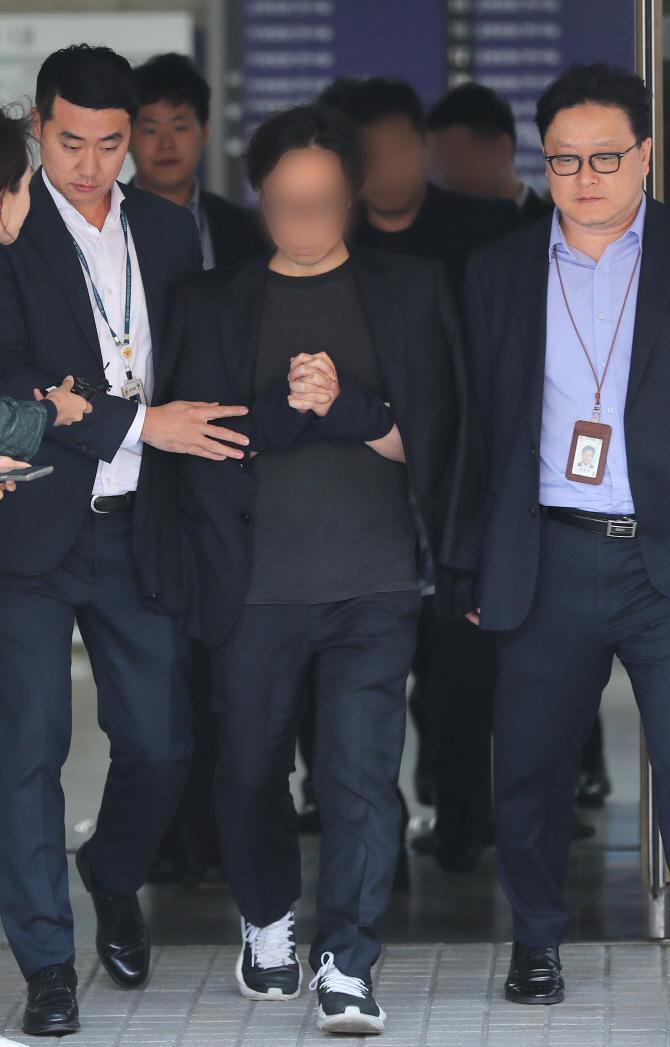 安俊英製作人在接受偵訊後，被上警繩步出法院。（網路圖片）