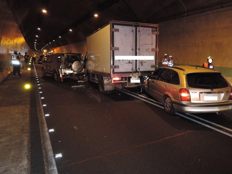 連環事故佔用隧道內側車道及部分外側車道。（翻攝畫面）