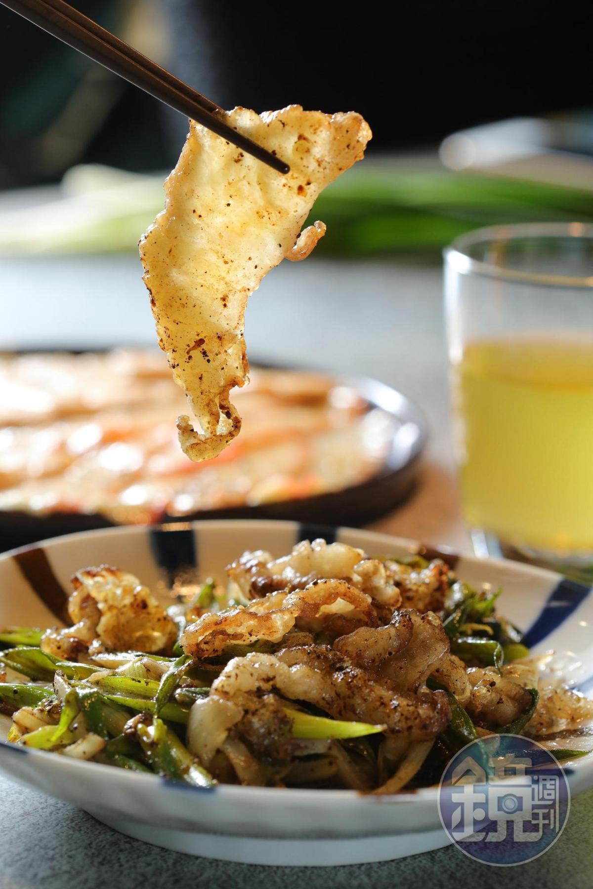 「椒鹽牛脆脂」是牛胸油，鹹香唰嘴如零食。（250元／份）
