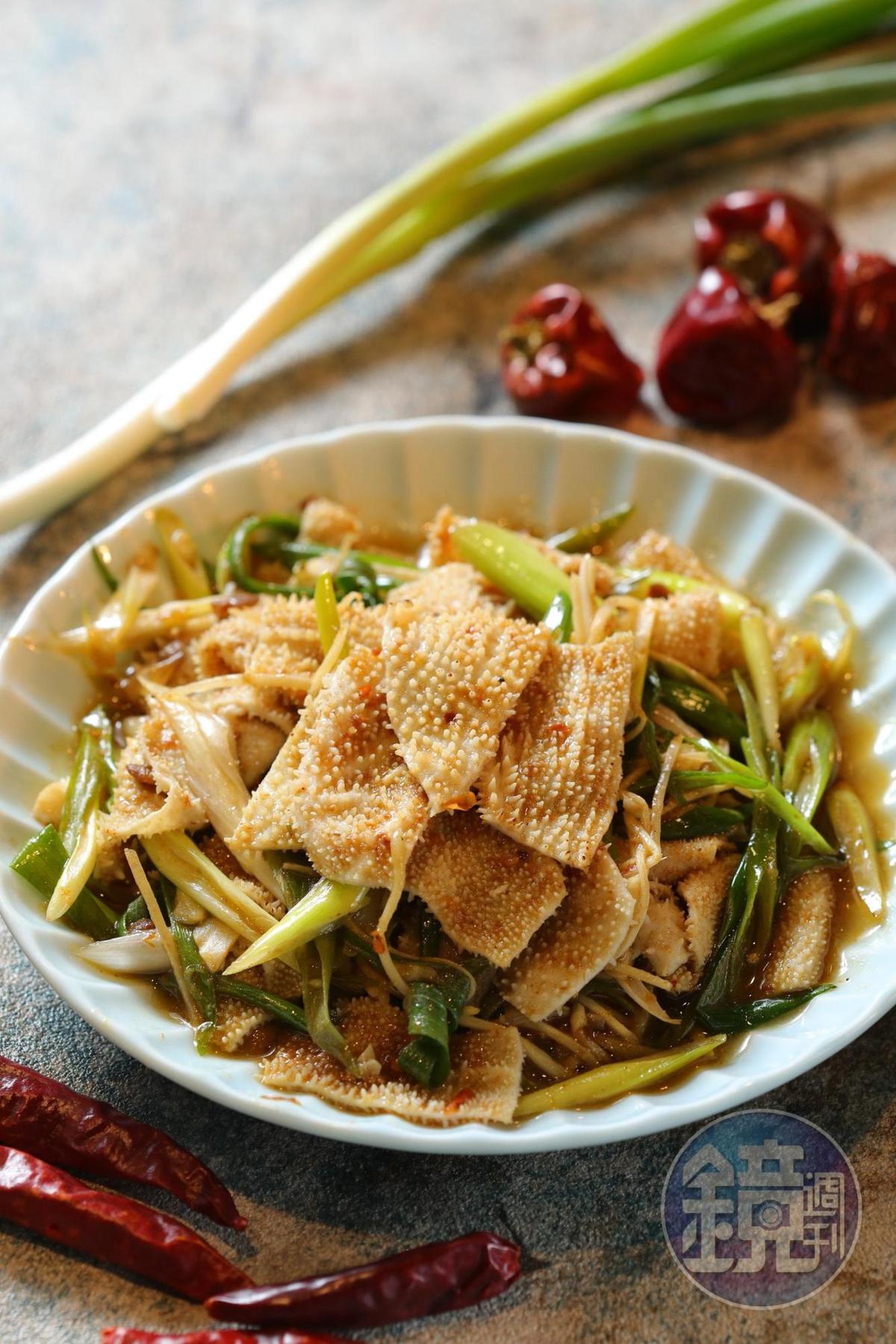 「百葉肚」以蔥油炒製，搭配醬汁脆甜爽口。（220元／份）