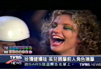 嬌娃銀幕耍酷 頻換裝亮麗出擊