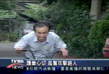 護巢心切　烏鶖攻擊路人