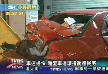 車速過快　廂型車連環撞衝進民宅