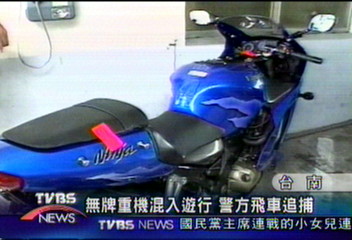 無牌重機混入遊行 警方飛車追捕