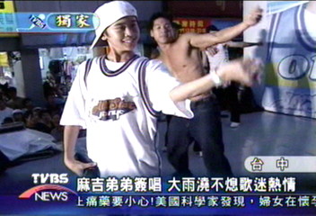 麻吉弟弟簽唱　大雨澆不熄歌迷熱情