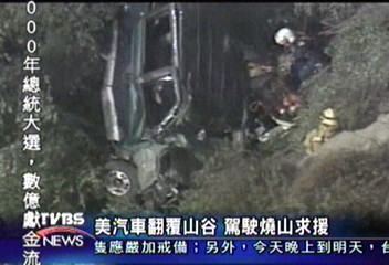 美汽車翻覆山谷　駕駛燒山求援