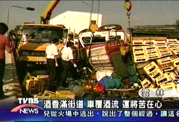 滿載啤酒拖車翻覆 啤酒流滿一地