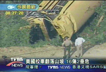 美國校車翻落山坡　16傷2垂危