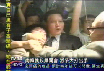 南韓執政黨開會 派系大打出手