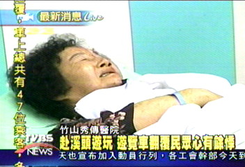 天雨路滑 南投遊覽車翻覆2死44傷