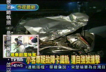 小客車疑故障卡鐵軌 遭自強號撞擊