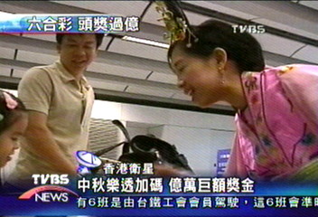 嫦娥機場迎賓 香港中秋氣氛濃