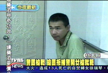 警匪槍戰　搶匪拒捕警開20槍就範