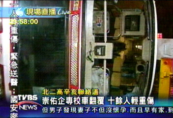 北二高崇佑企專校車翻覆 多人受傷