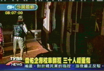 崇佑企專校車翻覆 30人輕重傷