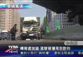 轉彎處拋錨 駕駛被撞飛到對向