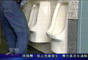 〈獨家〉整人大爆笑！　男廁便斗變噴泉