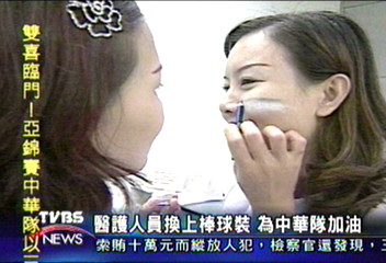 醫護人員換上棒球裝 為中華隊加油